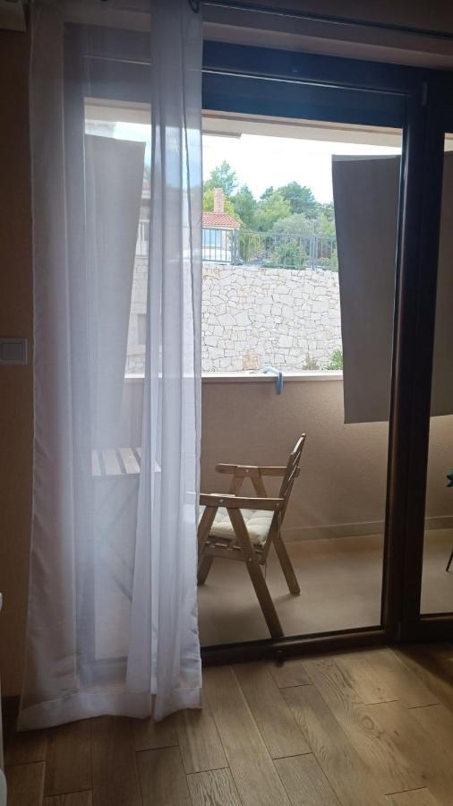 Apartman Matan, Postira Luaran gambar