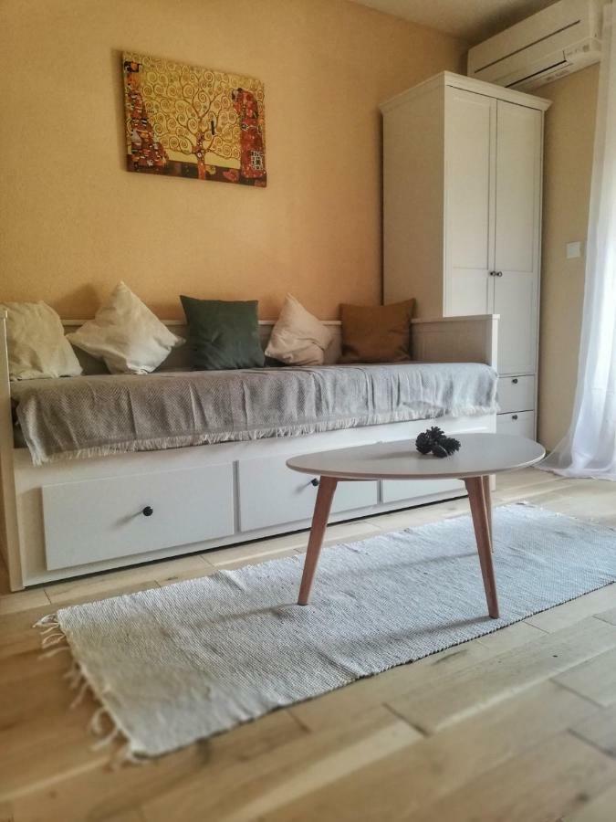 Apartman Matan, Postira Luaran gambar