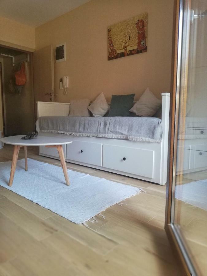 Apartman Matan, Postira Luaran gambar