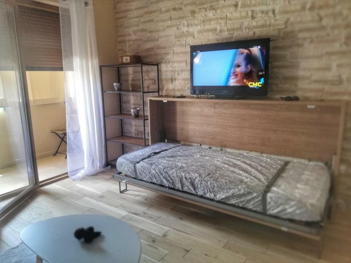 Apartman Matan, Postira Luaran gambar