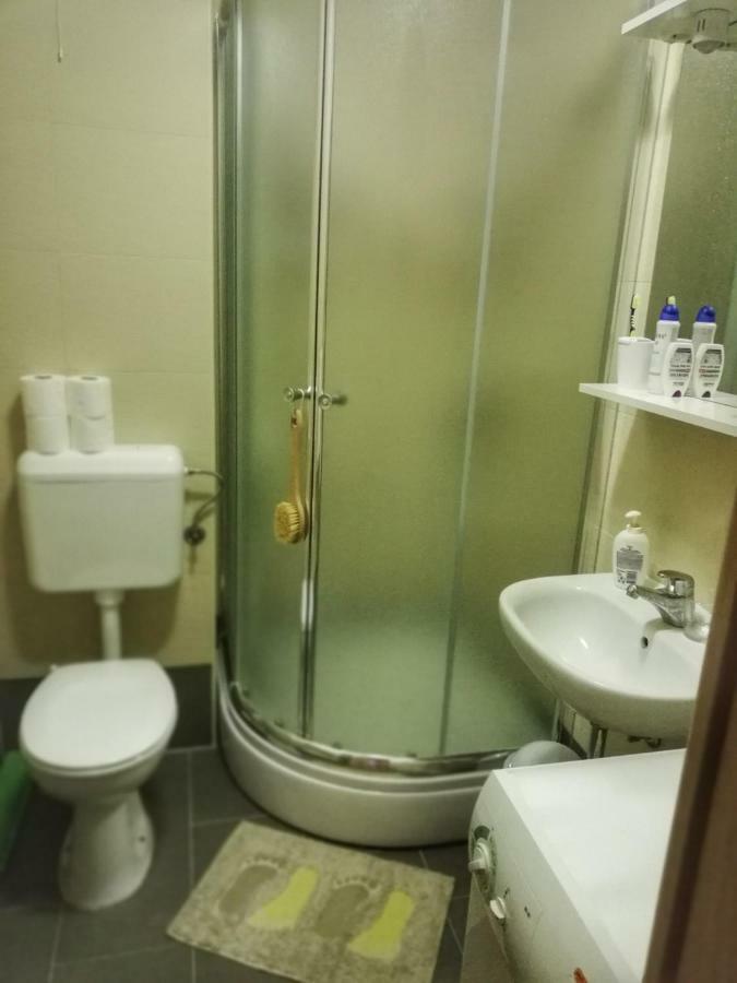 Apartman Matan, Postira Luaran gambar