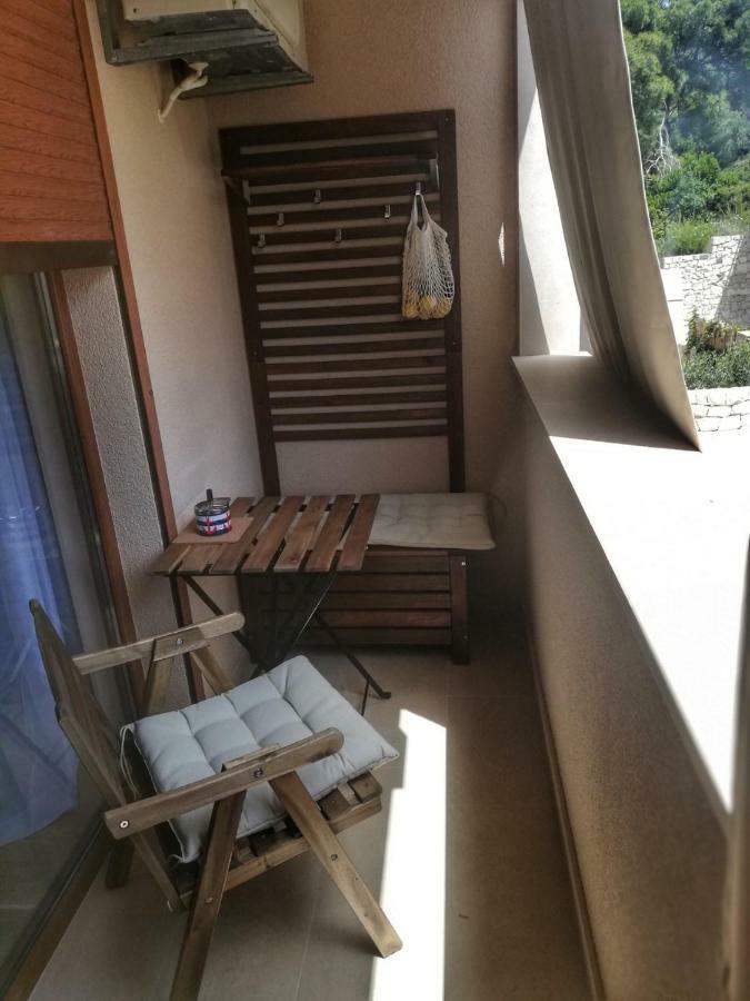 Apartman Matan, Postira Luaran gambar