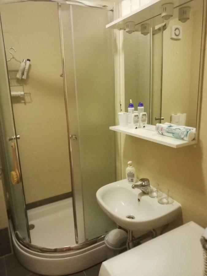 Apartman Matan, Postira Luaran gambar
